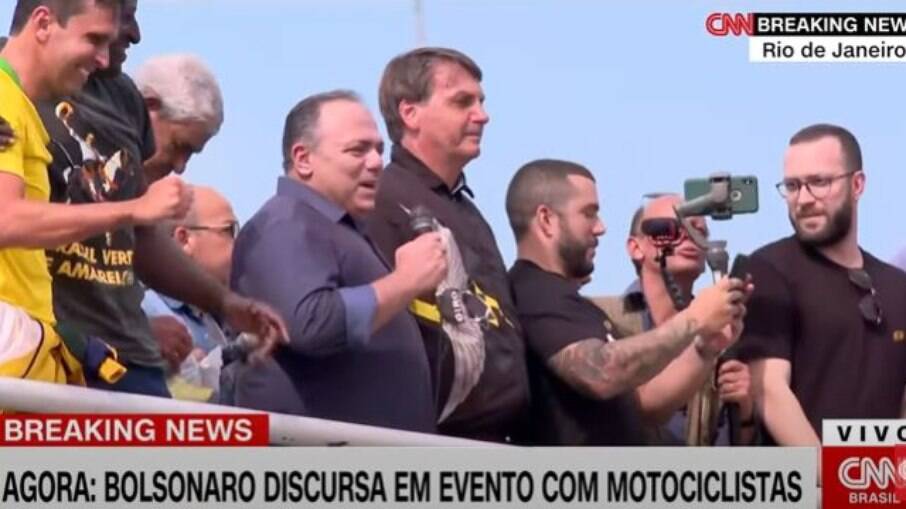 Ex-ministro da Saúde, Eduardo Pazuello, aglomerando sem máscara em manifestação de apoio ao presidente