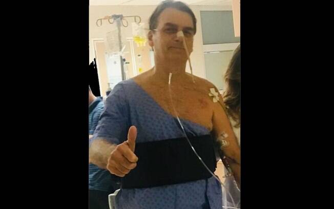 Segundo boletim médico, o presidente Jair Bolsonaro caminhou no corredor do hospital e se mostrou disposto