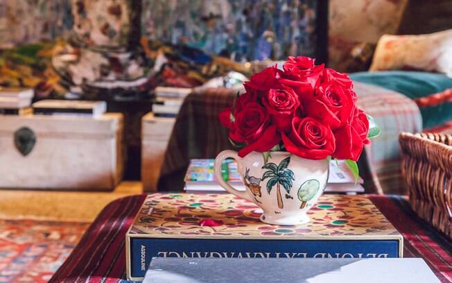 Usar rosas em pequenos utensílios domésticos, como o bule da foto, é outra opção para decorar a casa com flores