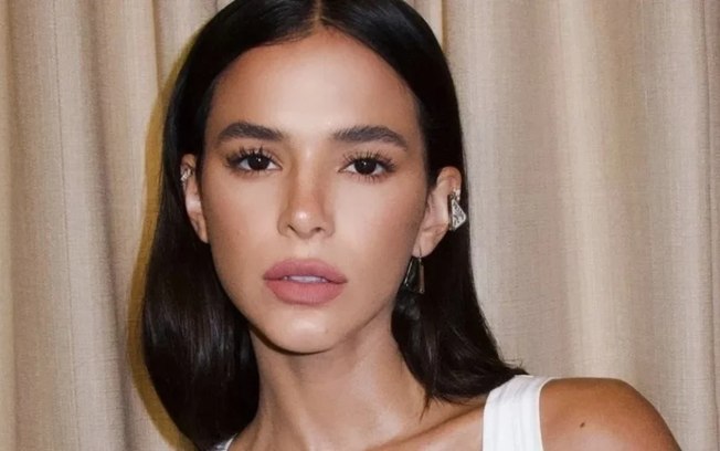 Bruna Marquezine estreia como diretora em videoclipe de João Lucas