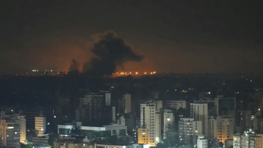 Fumaça causada por um bombardeio aéreo israelense em Beirute