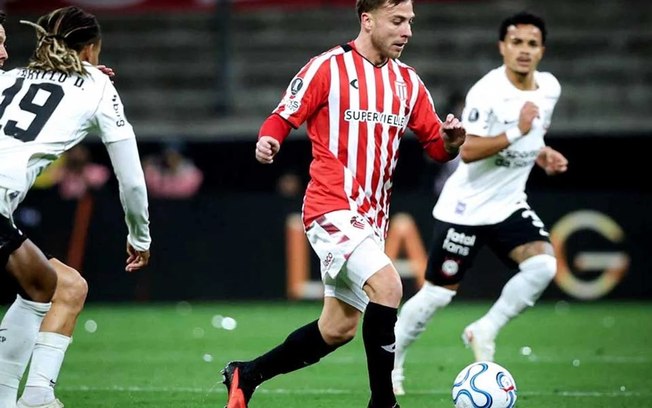 Gustavo Henrique, zagueiro do Corinthians, lamentou a eliminação do Timão Gustavo Henrique, zagueiro do Corinthians, lamentou a eliminação do Timão