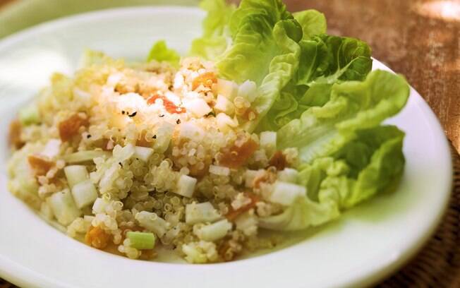 Foto da receita Salada de quinoa com folhas verdes e damasco seco pronta.