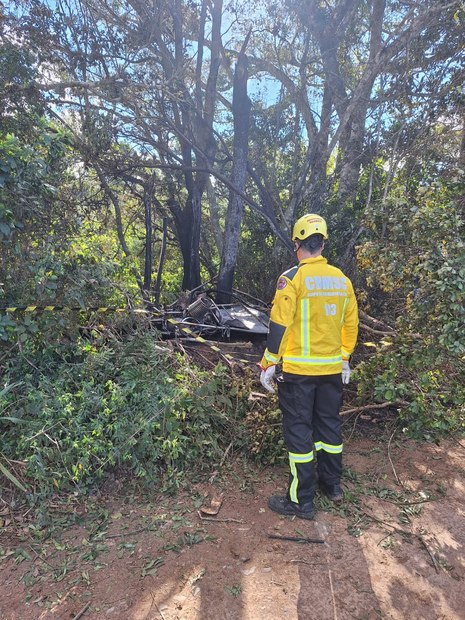 Militar do Corpo de Bombeiros chega ao ponto da queda do balão