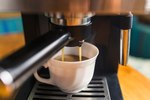 A cafeteira parou ou o café perdeu sabor? Entenda o problema
