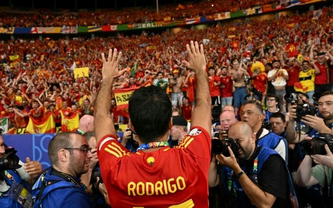 O meia espanhol Rodri comemora com a torcida após a vitória de 'La Roja' por 2 a 1 sobre a Inglaterra na final da Eurocopa na Alemanha, no Olympiastadion de Berlim, no dia 14 de julho de 2024.