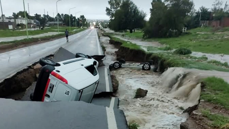 Ruas foram destruídas pelo temporal da última sexta (7) Ruas foram destruídas pelo temporal da última sexta (7)