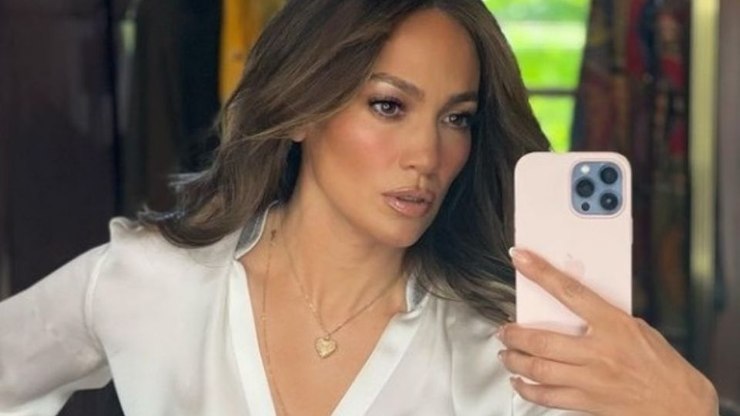 Jennifer Lopez posa de biquíni ao curtir sol na Espanha