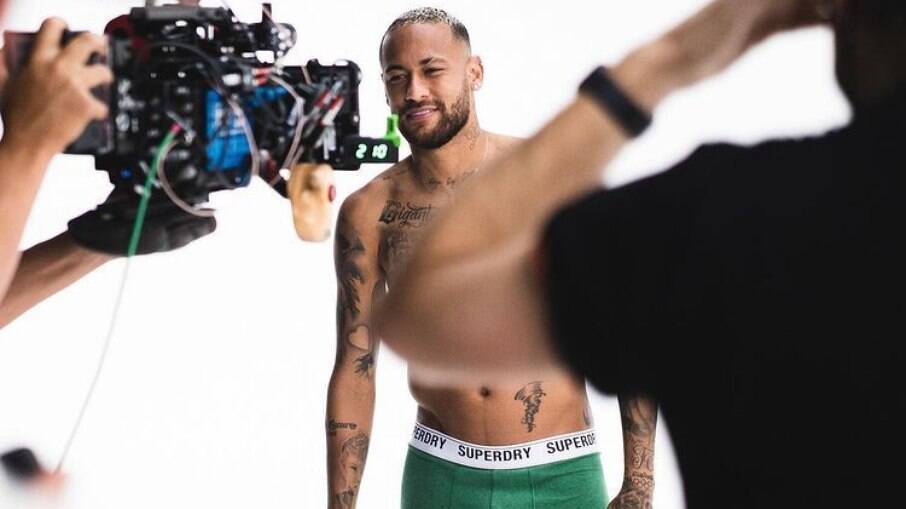 Neymar posa de cueca
