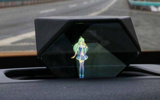 SUV chinês da Xiaomi tem um inusitado holograma no painel que transmite respostas do computador de bordo