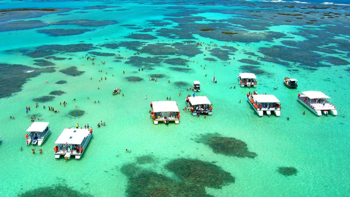 Praia de Maragogi - Alagoas: Como o nome sugere, a praia está localizada no município de Maragogi, em Alagoas, região popularmente conhecida como “Caribe Brasileiro”. Também chamada de Praia Central, sua orla se estende por todo o centro da cidade e, apesar de sua ocupação urbana, possui águas cristalinas.