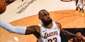 LeBron James deixa os Lakers e pode formar dupla com Curry