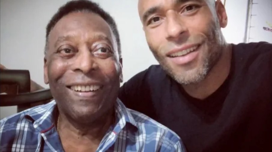 Edinho publicou foto do caixão de Pelé na chegada à Vila Belmiro
