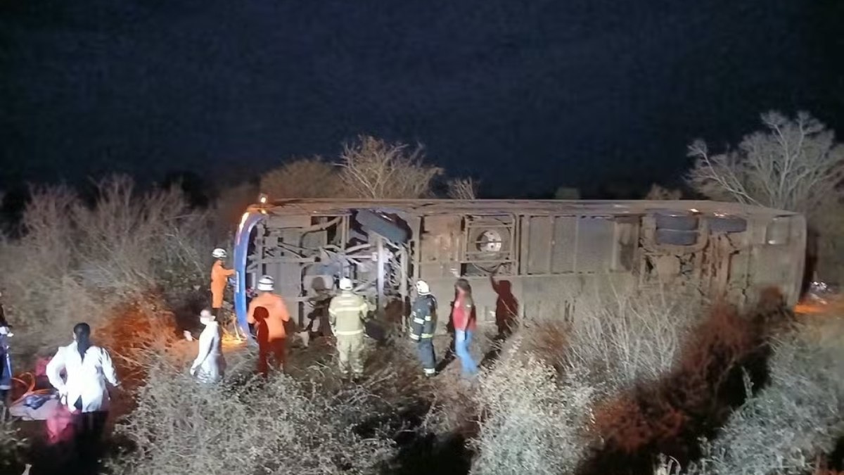 Ônibus tombou na BR-122, em Iraquara, na Bahia Ônibus tombou na BR-122, em Iraquara, na Bahia