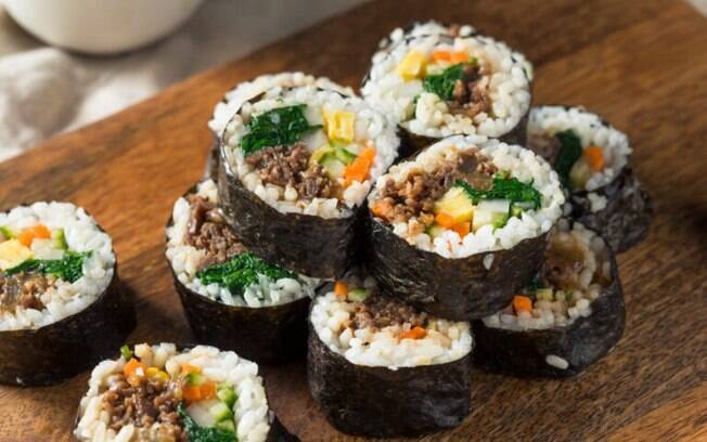 Kimbap: aprenda a fazer o “sushi coreano” em casa