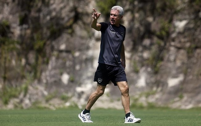 Luís Castro faz balanço do trabalho e ressalta: 'Estou feliz no Botafogo, mas é fundamental termos paciência'
