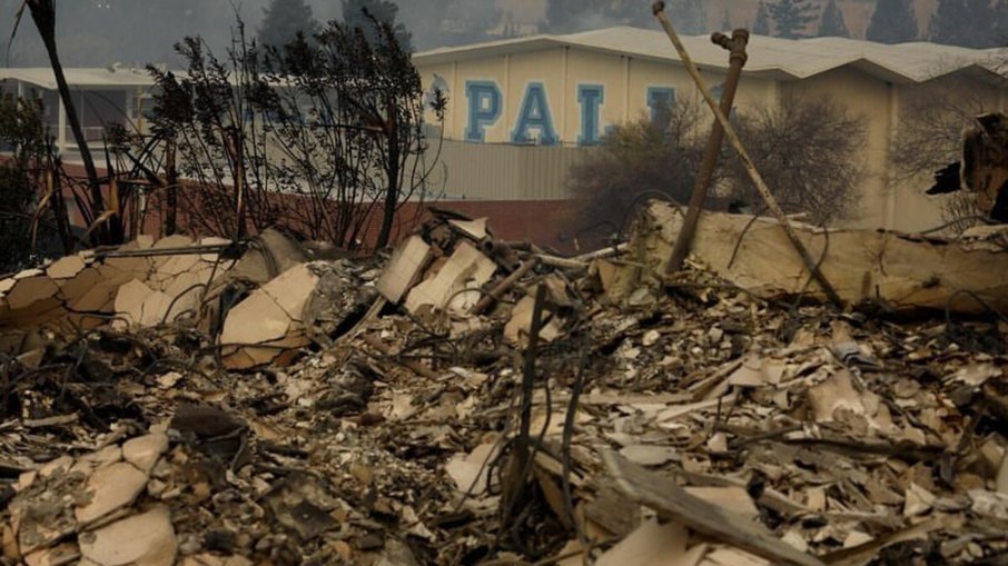 Escola de 'Carrie, a Estranha' e 'Sexta-feira muito louca' é destruída pelo fogo em LA