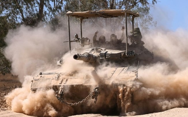 Soldados israelenses em um tanque em área próxima à fronteira com a Faixa de Gaza, no sul de Israel, em 2 de julho de 2024