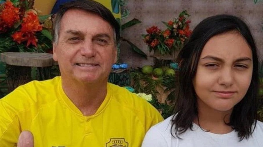 Bolsonaro e a filha Laura tiveram certificado de vacinação alterados