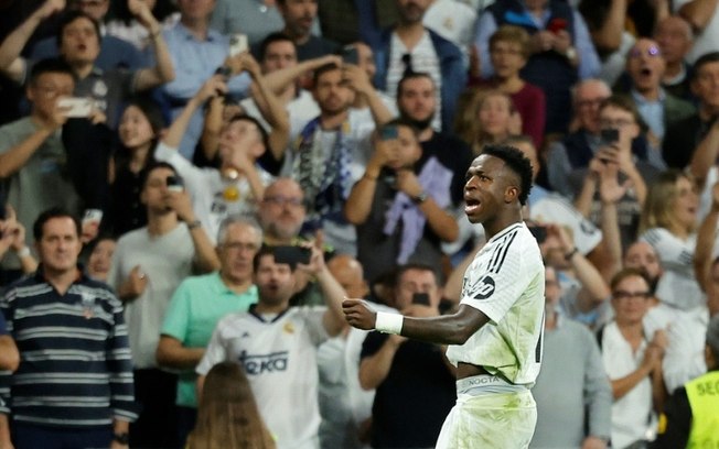 O atacante brasileiro Vinicius, comemora seu gol na vitória sobre o Villarreal no estádio Santiago Bernabéu, em Madri, em 5 de outubro de 2024