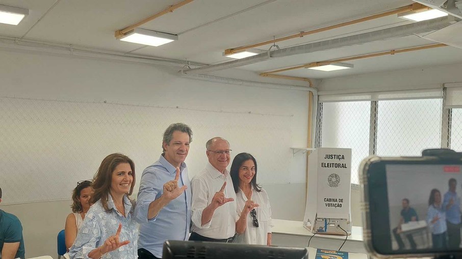 Ana Estela Haddad, Fernando Haddad, Geraldo Alckmin e Lu Alckmin aparecem na foto fazendo o gesto do “L” Ana Estela Haddad, Fernando Haddad, Geraldo Alckmin e Lu Alckmin aparecem na foto fazendo o gesto do “L”
