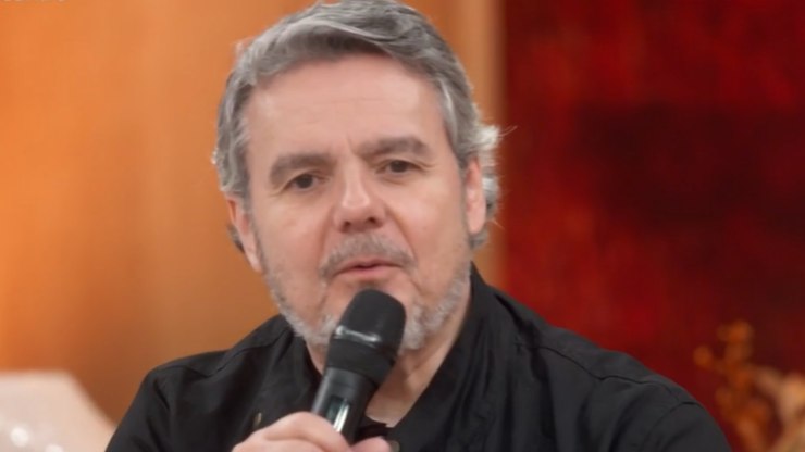 Cássio Gabus Mendes explica vida discreta com Lídia Brondi
