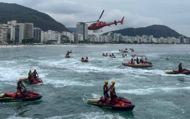 Simulação de salvamento marítimo com helicóptero, botes e moto aquática marcou o lançamento da Operação Verão em Copacabana.