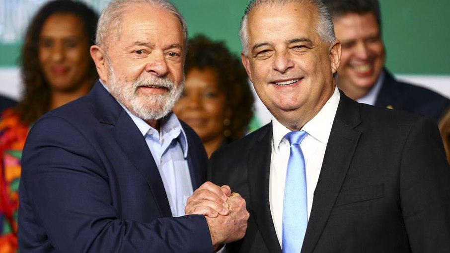 Presidente Luiz Inácio Lula da Silva e o ministro de Portos e Aeroportos, Márcio França, durante anúncio de novos ministros que comporão o governo.