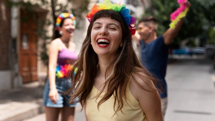 Foliões apostam em glitter e acessórios para brincar o Carnaval