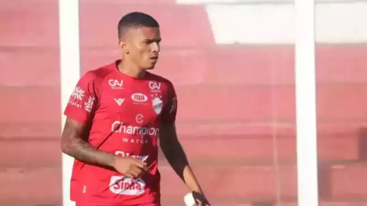 Romário, ex-Vila Nova, é banido do futebol por envolvimento em apostas