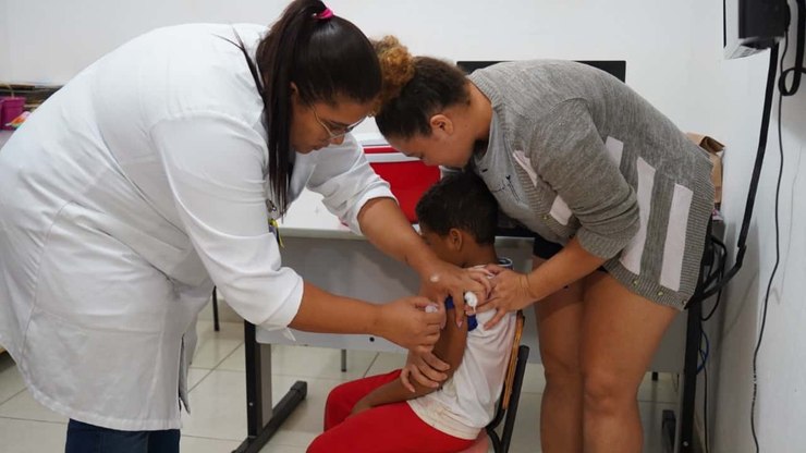 Saúde de Araçatuba aplica 30 doses contra gripe no 1º dia de vacinação nas escolas