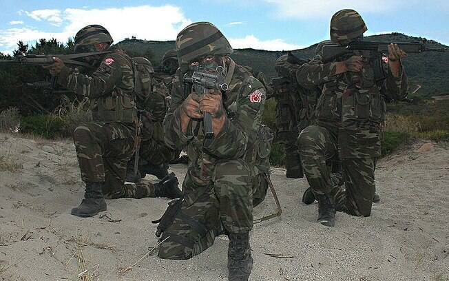 Soldados turcos em treinamento militar