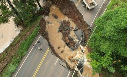 Cratera se forma em rodovia de SC após tornado