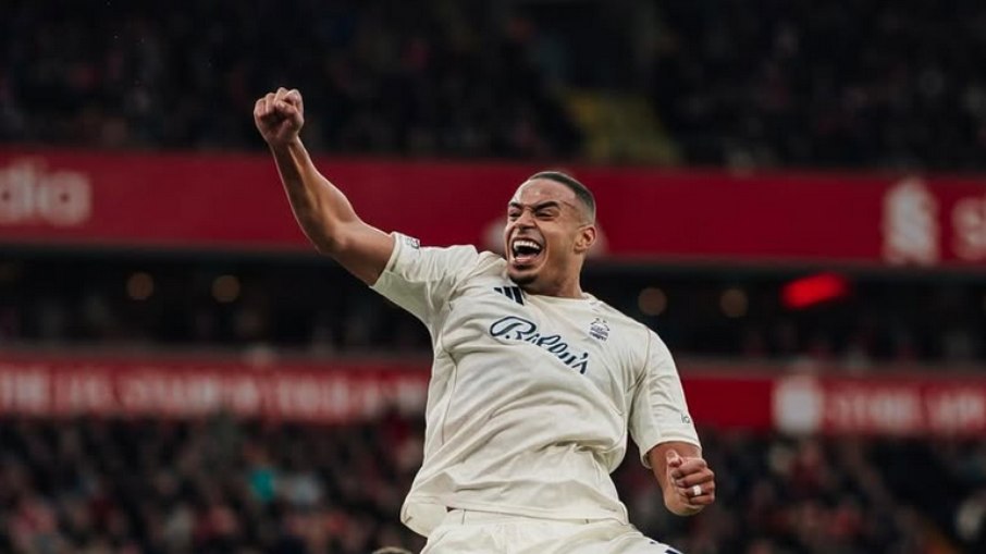 Murillo celebra gol pelo Forest