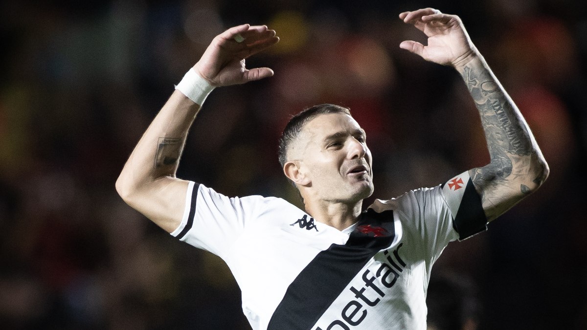 Vegetti comemora com a torcida em Sport 2 x 3 Vasco Vegetti comemora com a torcida em Sport 2 x 3 Vasco