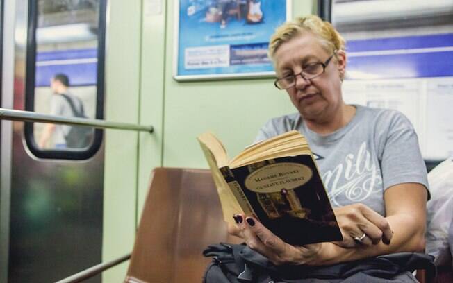 Literatura no metrô: A professora de inglês Kim Lucas, 42 anos, lê 'Madame Bovary', de Gustave Flaubert: 'Mudei meu estilo de leitura no Brasil'