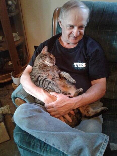 O gato Tigger desenvolveu um vínculo especial com o pai de Faith e ama abraçá-lo mais do que qualquer coisa