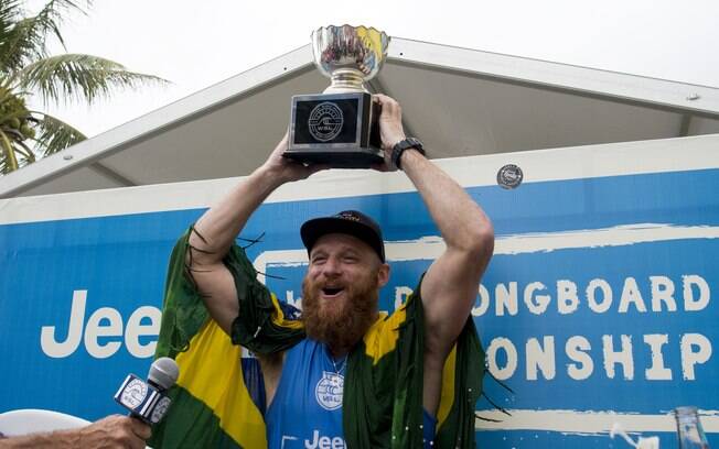 O brasileiro Phil Rajzman sagrou-se bicampeão mundial de Longboard na China