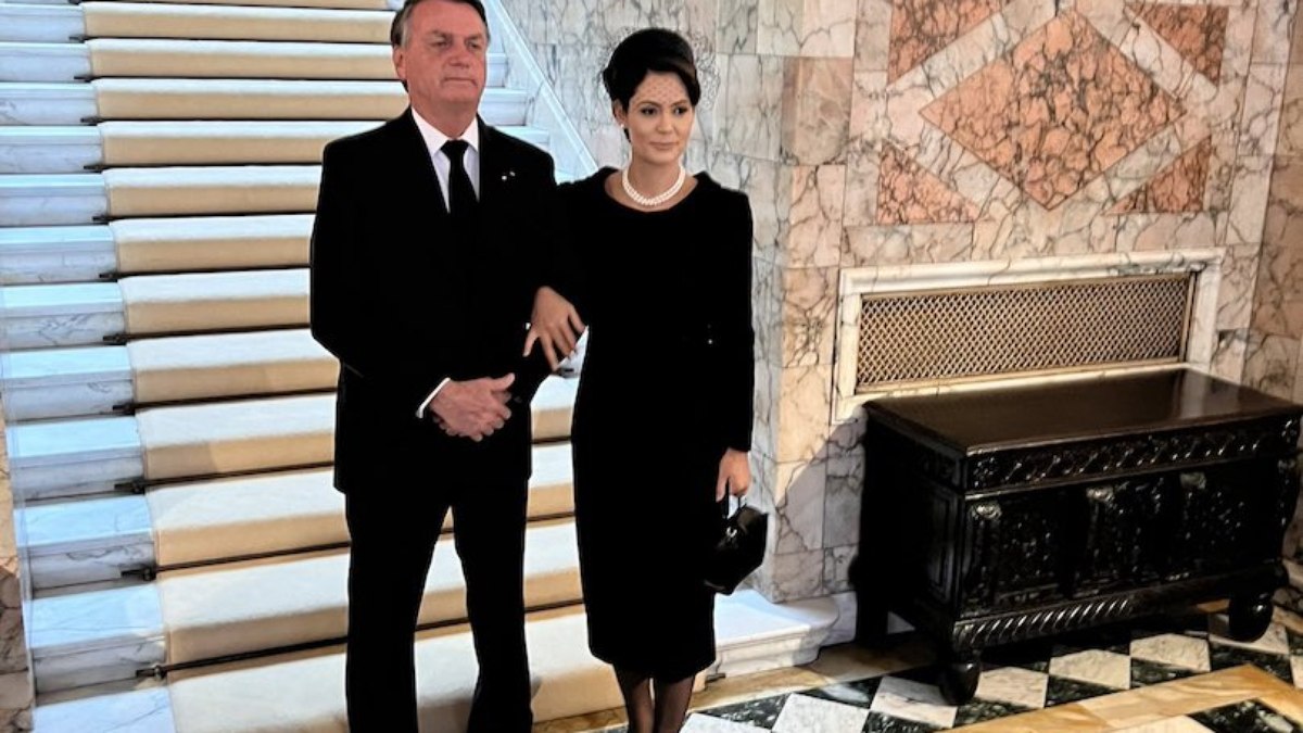 Bolsonaro e Michelle Bolsonaro foram ao Westminster Hall, onde Elizabeth 2ª é velada