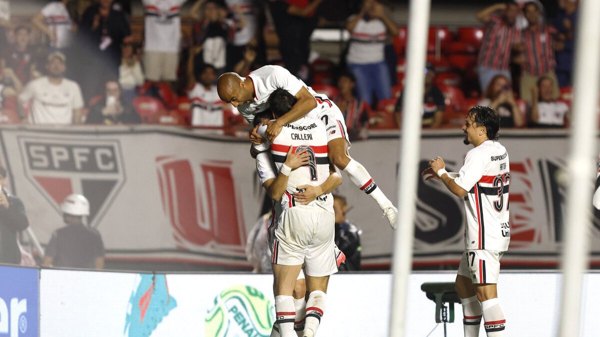 Lucas Moura comemora com Calleri um dos gols do São Paulo na vitória por 2 a 1 sobre o Vitória, no Morumbis, pelo Campeonato Brasileiro