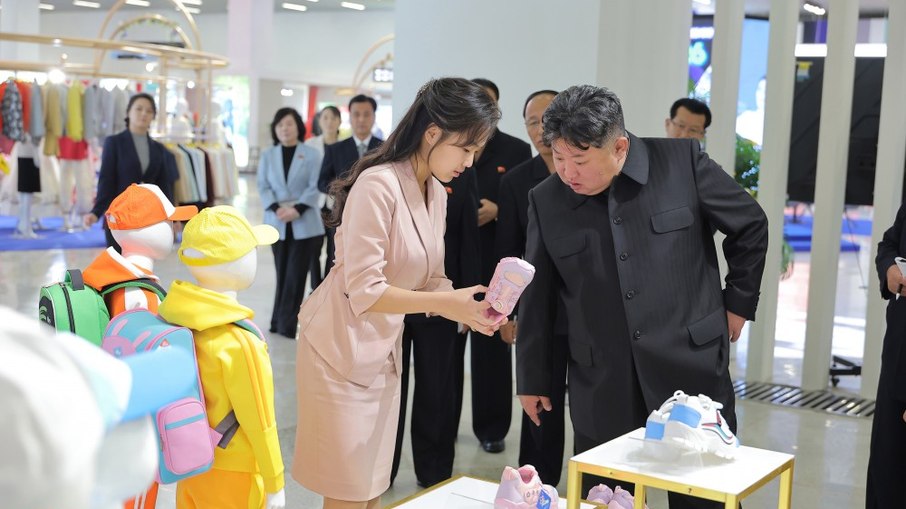 Kim Jong-un em visita à uma feira de roupas e calçados em Pyongyang Kim Jong-un em visita à uma feira de roupas e calçados em Pyongyang