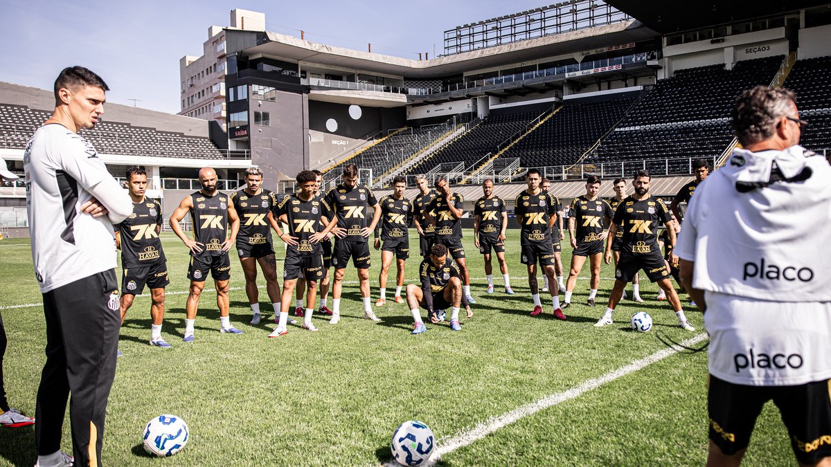 Cléber Xavier, do Santos, chega pressionado à partida contra o Juventude Cléber Xavier, do Santos, chega pressionado à partida contra o Juventude
