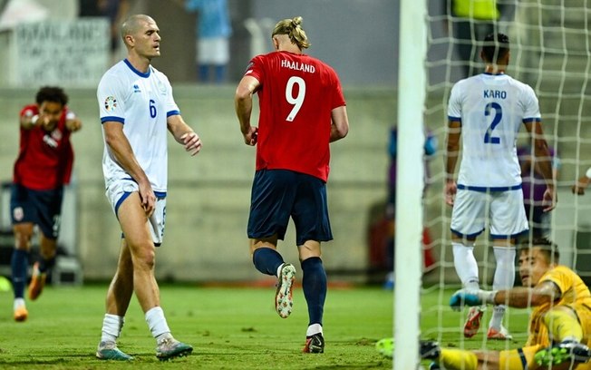 Haaland corre para comemorar o seu segundo gol sobre Chipre. Ao fundo, Nusa (que fez a jogada) aponta para o craque