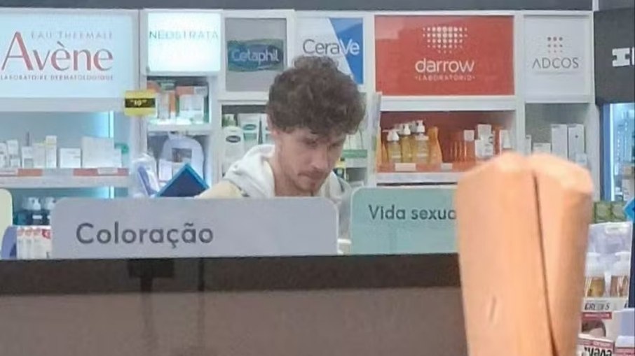 Shawn Mendes é visto em momento inusitado em shopping em São Paulo