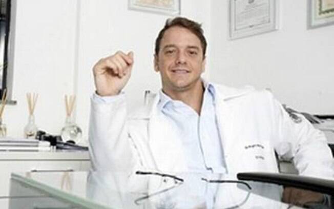 Rogério Padovan, ex-participante do reality show Big Brother Brasil, em sua clinica