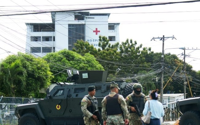 Soldados patrulham o entorno do hospital onde Jorge Glas foi internado, em Guayaquil
