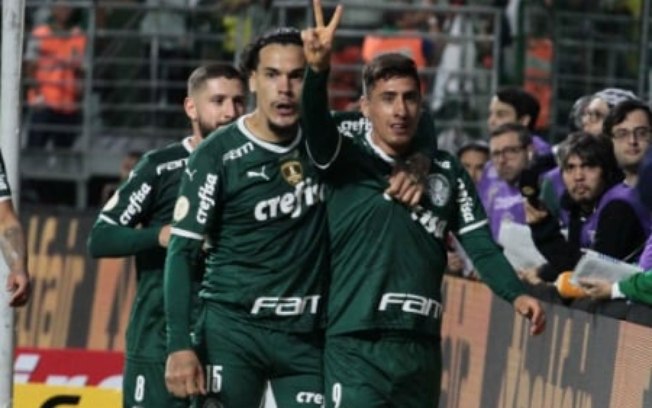 Com um a menos e gol de Merentiel, Palmeiras vence o Santos e garante vantagem na liderança do Brasileirão