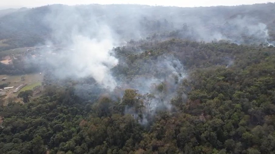 Imagem mostra incêndio na Serra dos Cocais, em Valinhos.