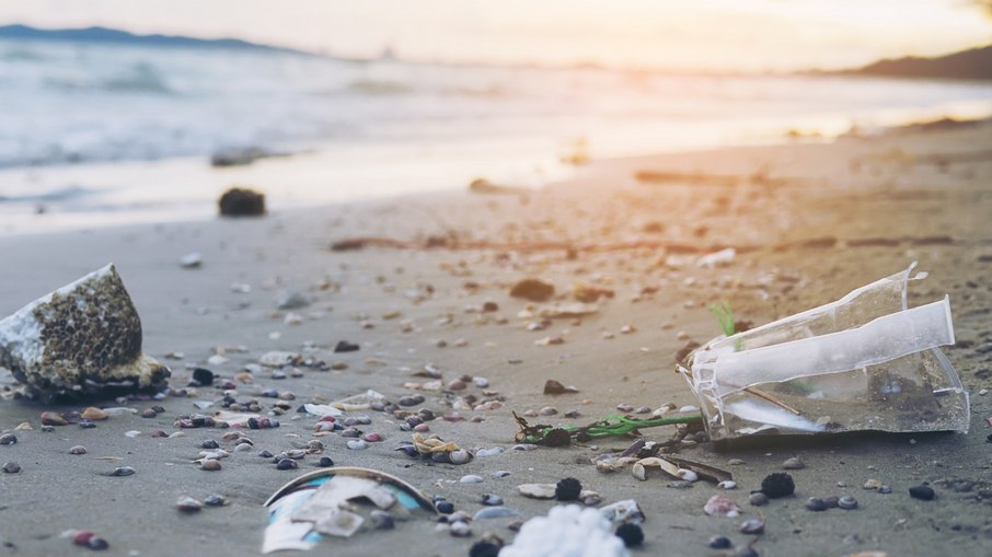 Praia poluída por plásticos Praia poluída por plásticos