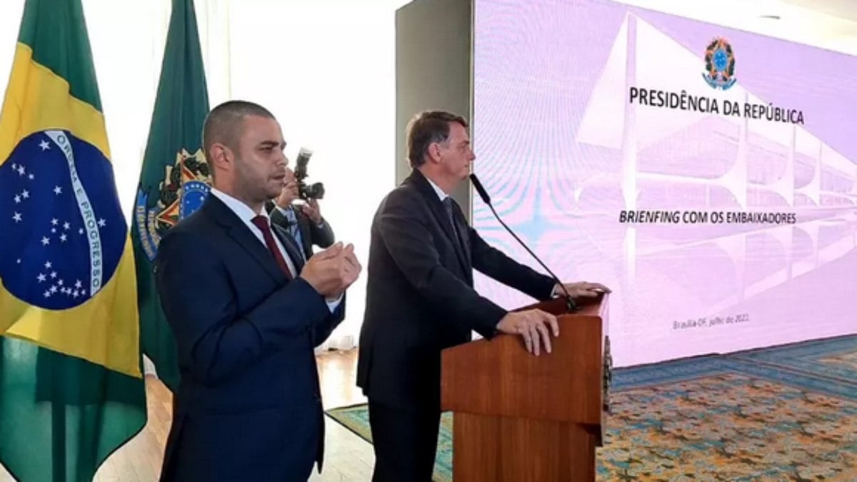 Bolsonaro durante reunião com embaixadores